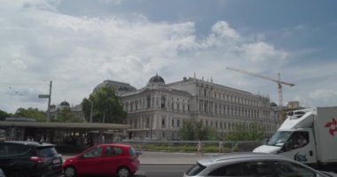 Viyana 'daki ana üniversite binasında inşaat vinci. Yüksek kalite 4k görüntü