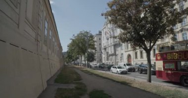 Viyana Belvedere Sarayı kanadı 4. bölgedeki işlek caddenin yanında. Yüksek kalite 4k görüntü