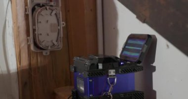 Teknisyen müşterilerin evinde fiber cam kablolar bağlıyor. Yüksek kalite 4k görüntü