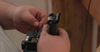 Teknisyen müşterilerin evinde fiber cam kablolar bağlıyor. Yüksek kalite 4k görüntü