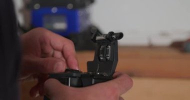 Teknisyen müşterilerin evinde fiber cam kablolar bağlıyor. Yüksek kalite 4k görüntü
