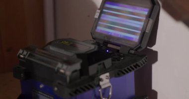 Teknisyen müşterilerin evinde fiber cam kablolar bağlıyor. Yüksek kalite 4k görüntü