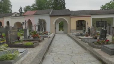 Yukarı Avusturya, Voecklabruck 'taki Katolik mezarlığı. Yüksek kalite 4k görüntü