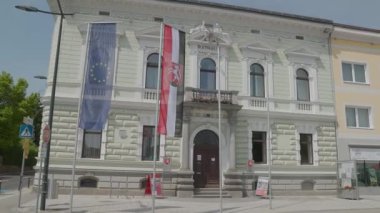 Kasaba ve Avrupa Birliği bayraklı Perg belediye binası. Yüksek kalite 4k görüntü