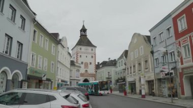 Voecklabruck şehir meydanı ve tarihi şehir kulesi. Yüksek kalite 4k görüntü
