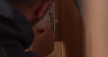 Yüksek hızlı internet için cam fiber kablolar ayrıştırılıyor ve yerleştiriliyor. Yüksek kalite 4k görüntü