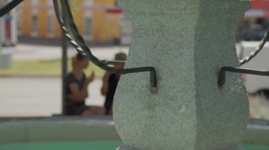 Perg Meydanı 'ndaki çeşmede iki kadın oturuyor. Yüksek kalite 4k görüntü