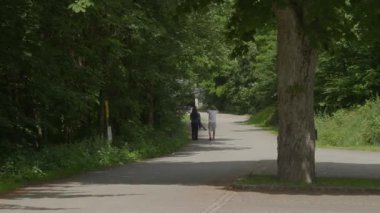 Kırsal sokakta yürüyen bir çift. Yüksek kalite 4k görüntü