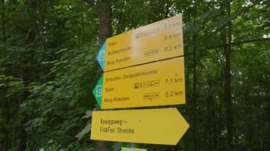 Bad Kreuzen, Yukarı Avusturya 'da yürüyüş yolu tabelaları. Yüksek kalite 4k görüntü