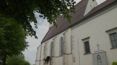Bad Kreuzen, Yukarı Avusturya 'daki Katolik kilisesi. Yüksek kalite 4k görüntü