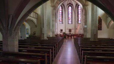 Katolik kilisesi Perg 'de kilise sıraları ve iç kısımları. Yüksek kalite 4k görüntü