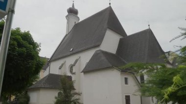 Yukarı Avusturya, Voecklabruck 'taki Katolik kilise binası. Yüksek kalite 4k görüntü