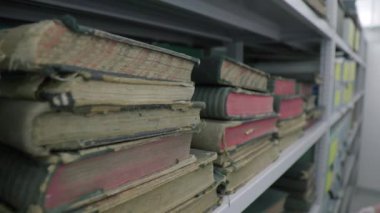 Belediyenin arşiv rafında arşiv kitapları ve belgeler var. Yüksek kalite 4k görüntü