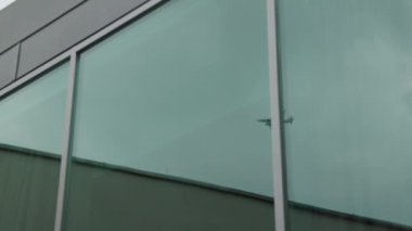 Uçağın cam cephedeki yansıması. Yüksek kalite 4k görüntü