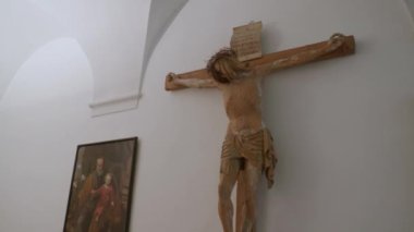 Manastırda tahta haça asılı İsa heykeli. Yüksek kalite 4k görüntü
