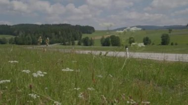 Yukarı Avusturya 'daki Muehlviertel' de manzaralı manzaraya giden tek bir motosiklet. Yüksek kalite 4k görüntü