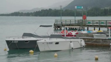 Yağmurlu bir günde deniz kenarında teknelerle gezinti yapmak. Yüksek kalite 4k görüntü