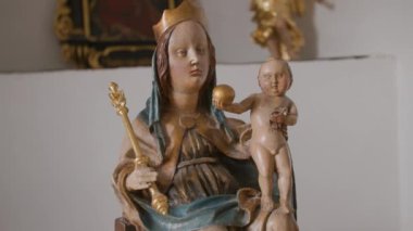 Ortaçağ Meryem Ana heykeli bebek İsa 'yı tutuyor. Yüksek kalite 4k görüntü