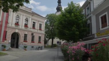 Yukarı Avusturya 'daki Kirchdorf an der Krems belediye binası ve şehir merkezi. Yüksek kalite 4k görüntü