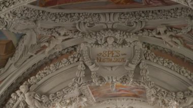 Yukarı Avusturya 'daki Schlierbach kolej kilisesinin güzel barok iç mimarisi. Yüksek kalite 4k görüntü