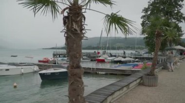 Yağmurlu bir günde deniz kenarında teknelerle gezinti yapmak. Yüksek kalite 4k görüntü