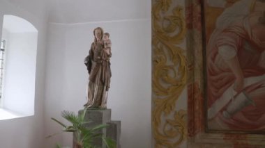 Ortaçağ Leydi Mary heykeli ve bebek İsa Schlierbach Manastırı 'nda. Yüksek kalite 4k görüntü