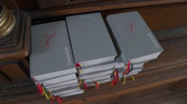 Kilise sıralarında katolik şarkı kitapları. Yüksek kalite 4k görüntü