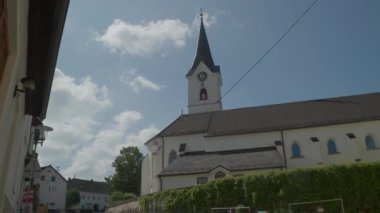 Yukarı Avusturya Muehlviertel 'deki Freistadt yakınlarında Windhaag' daki katolik kilise. Yüksek kalite 4k görüntü