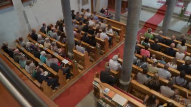 Avusturya 'daki Katolik kilisesinde kiliseye gidenler. Yüksek kalite 4k görüntü