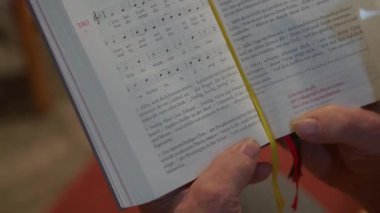 Kilisedeki ayin sırasında Katolik şarkı kitabından şarkı söyleyen koro. Yüksek kalite 4k görüntü