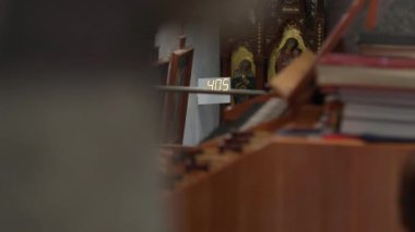 Hizmette oynayan kadın orgcu. Yüksek kalite 4k görüntü