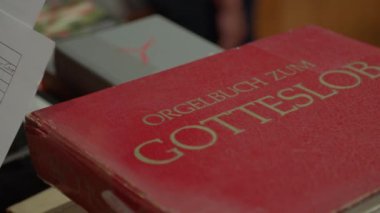Kilisedeki ayin sırasında Katolik şarkı kitabından şarkı söyleyen koro. Yüksek kalite 4k görüntü