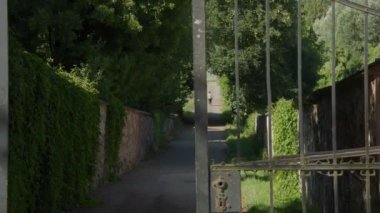 Manastırda uzun bir sokakta yürüyen bir çift. Yüksek kalite 4k görüntü