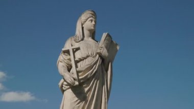 Kadın taş heykeli inancı simgeliyor. Yüksek kalite 4k görüntü