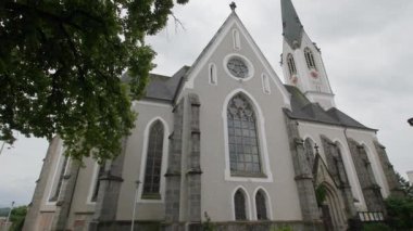 Yukarı Avusturya 'daki Schwanenstadt Katolik Kilisesi. Yüksek kalite 4k görüntü