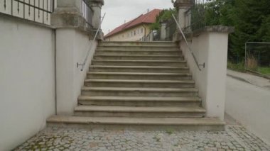 Yukarı Avusturya, Hoersching 'deki kilise ve mezarlığa giden taş merdiven. Yüksek kalite 4k görüntü