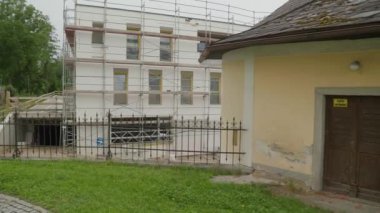 İskeleli eski ve yeni bir apartman. Yüksek kalite 4k görüntü