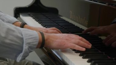 Piyano kılavuzunda çalan erkek müzisyen. Yüksek kalite 4k görüntü