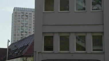 Şehir manzarasını konut binalarıyla güzelleştiriyor. Yüksek kalite 4k görüntü