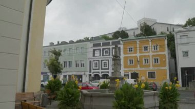 Linz Ebelsberg tarihi şehir merkezinde trafik vardı. Yüksek kalite 4k görüntü