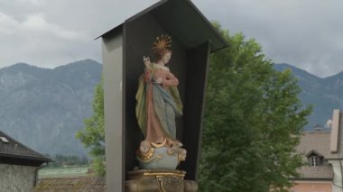 Avusturya Salzkammergut 'taki Kutsal Leydi Mary heykeli. Yüksek kalite 4k görüntü