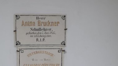besteci Anton Bruckners 'ın babası Anton Bruckner' ın Ansfelden 'daki mezarı. Yüksek kalite 4k görüntü