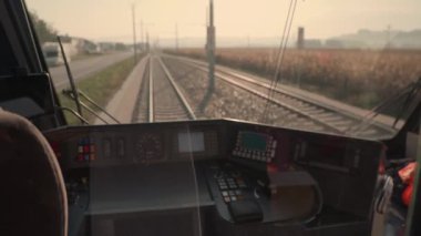 Tren sürücülerinin kulübesinden izlenen raylar. Yüksek kalite 4k görüntü