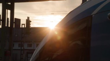 Tren vagonu sabah güneşinde istasyonda. Yüksek kalite 4k görüntü