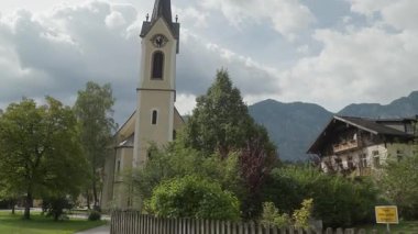 Yukarı Avusturya 'daki Bad Goisern' deki Protestan kilise. Yüksek kalite 4k görüntü