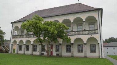 Ansfelden, Yukarı Avusturya 'daki barok papaz evi. Yüksek kalite 4k görüntü