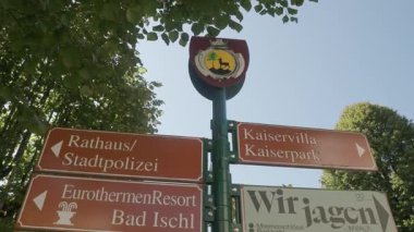 Bad Ischl, Yukarı Avusturya 'da yön işaretleri. Yüksek kalite 4k görüntü