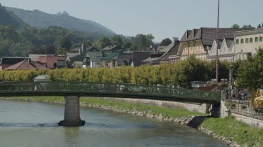 Traun Nehri üzerinde köprüsü olan Bad Ischl. Yüksek kalite 4k görüntü