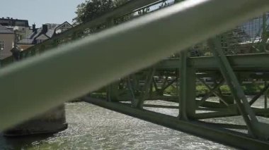 Traun Nehri üzerinde köprüsü olan Bad Ischl. Yüksek kalite 4k görüntü