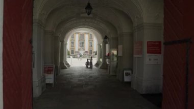 St. Florian 'daki Barok Manastırı' na giriş ve çıkış. Yüksek kalite 4k görüntü